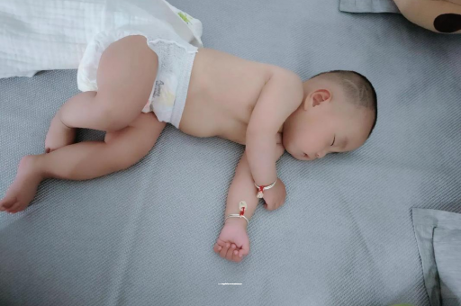 丽江宝宝拍嗝的正确方法